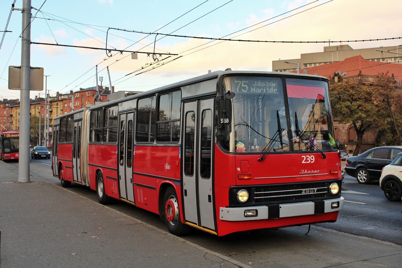 Budapest, Ikarus 280.94 № 239