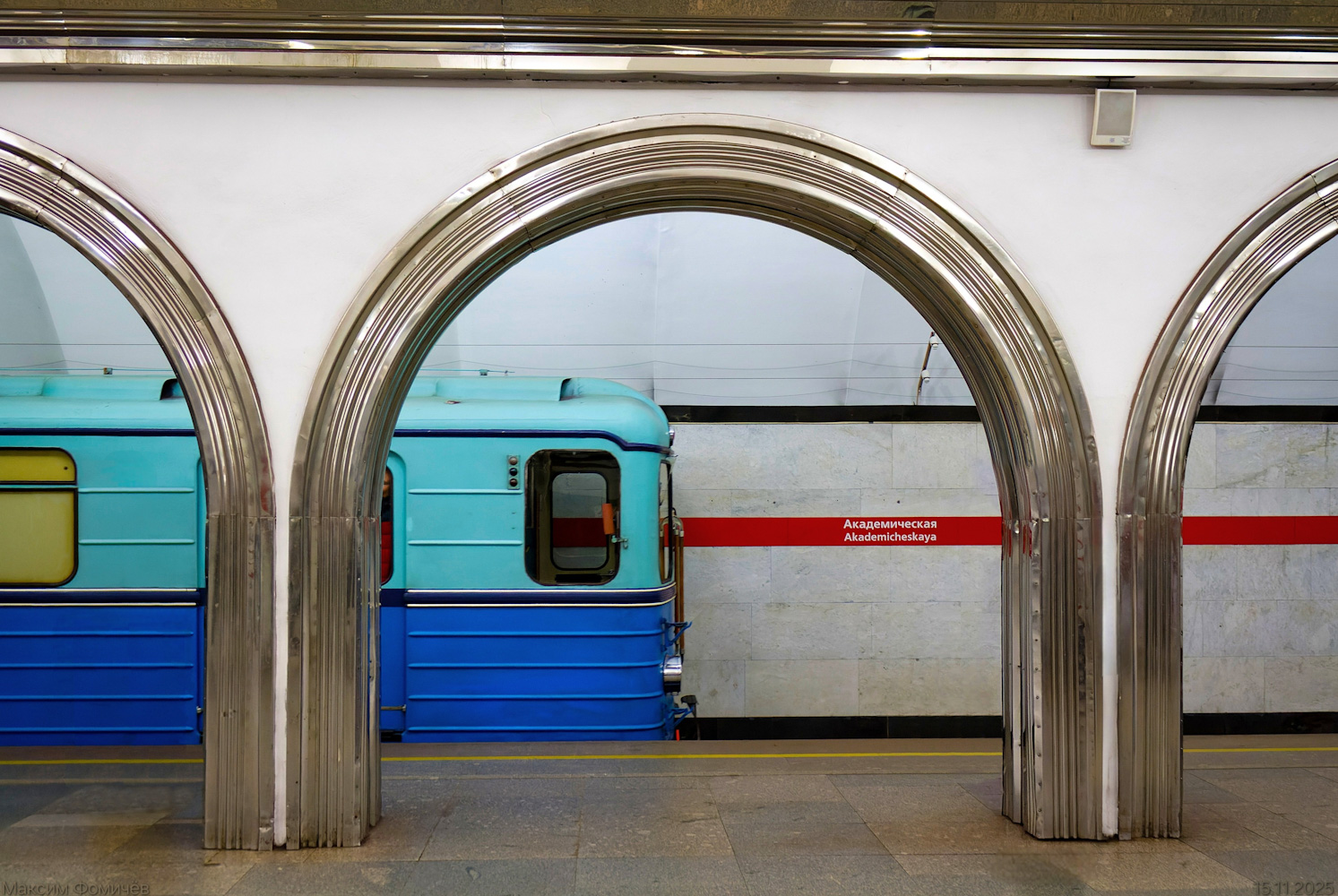 Saint-Petersburg — Departure of the retro-train in honor of the 70th anniversary of Leningrad/Saint Petersburg metro