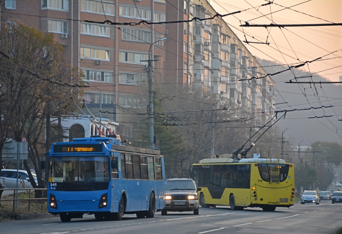 Vladivostok, ZiU-682G-016.02 č. 245; Vladivostok, VMZ-5298.01 “Avangard” č. 258
