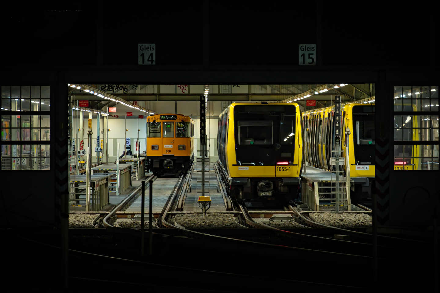 Berlin, BVG A3L92.2 № 600; Berlin, BVG IK18 № 1055-1