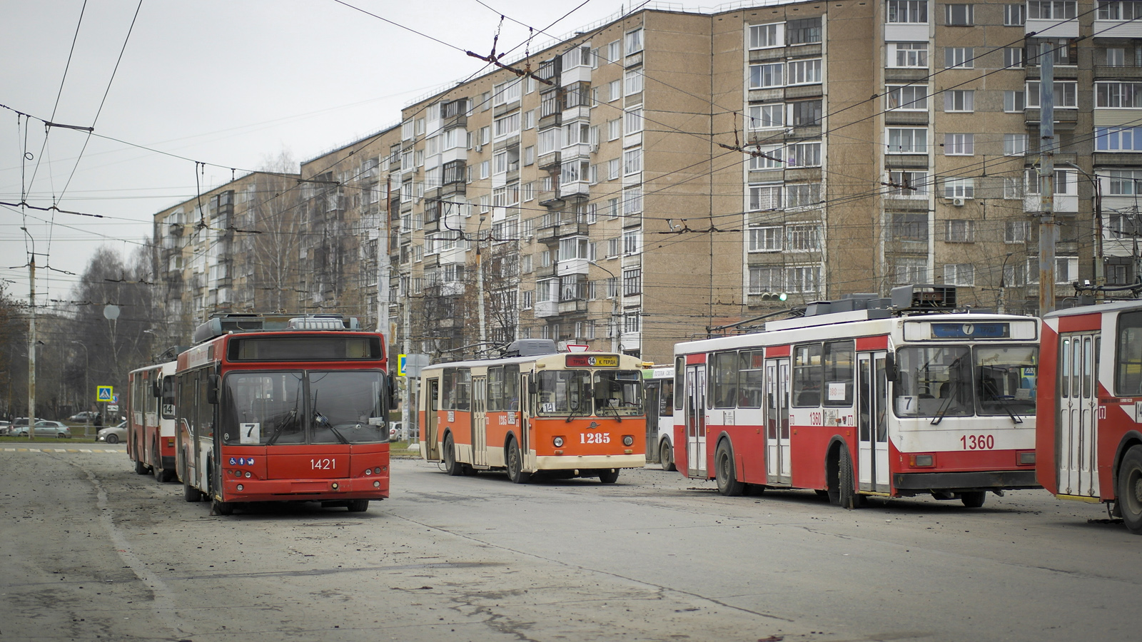 Ижевск, СВАРЗ-МАЗ-6235.00 № 1421; Ижевск, ЗиУ-682В № 1285