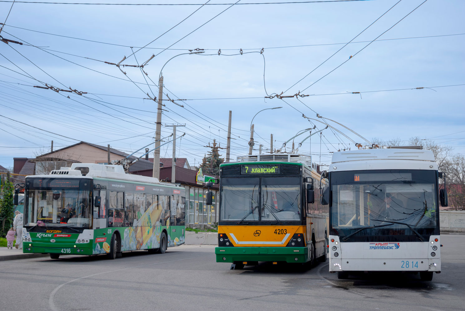 Крымский троллейбус, Киев-12.04 № 4203; Крымский троллейбус, Тролза-5265.03 «Мегаполис» № 2814