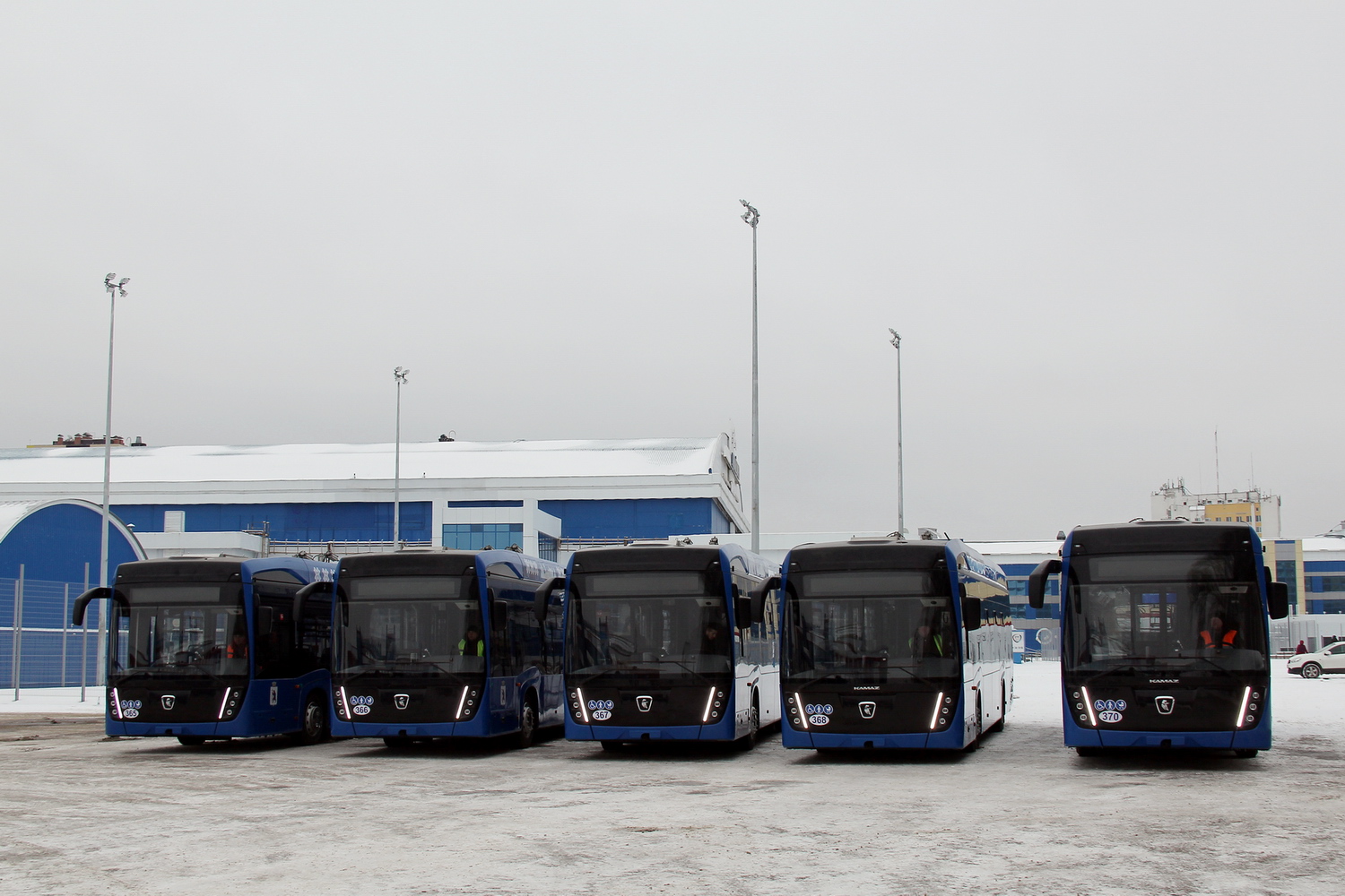 Yoshkar-Ola — The official presentation of the new KamAZ-62825 trolleybuses to the Head of the Republic of Mari El and the transfer of the keys to them