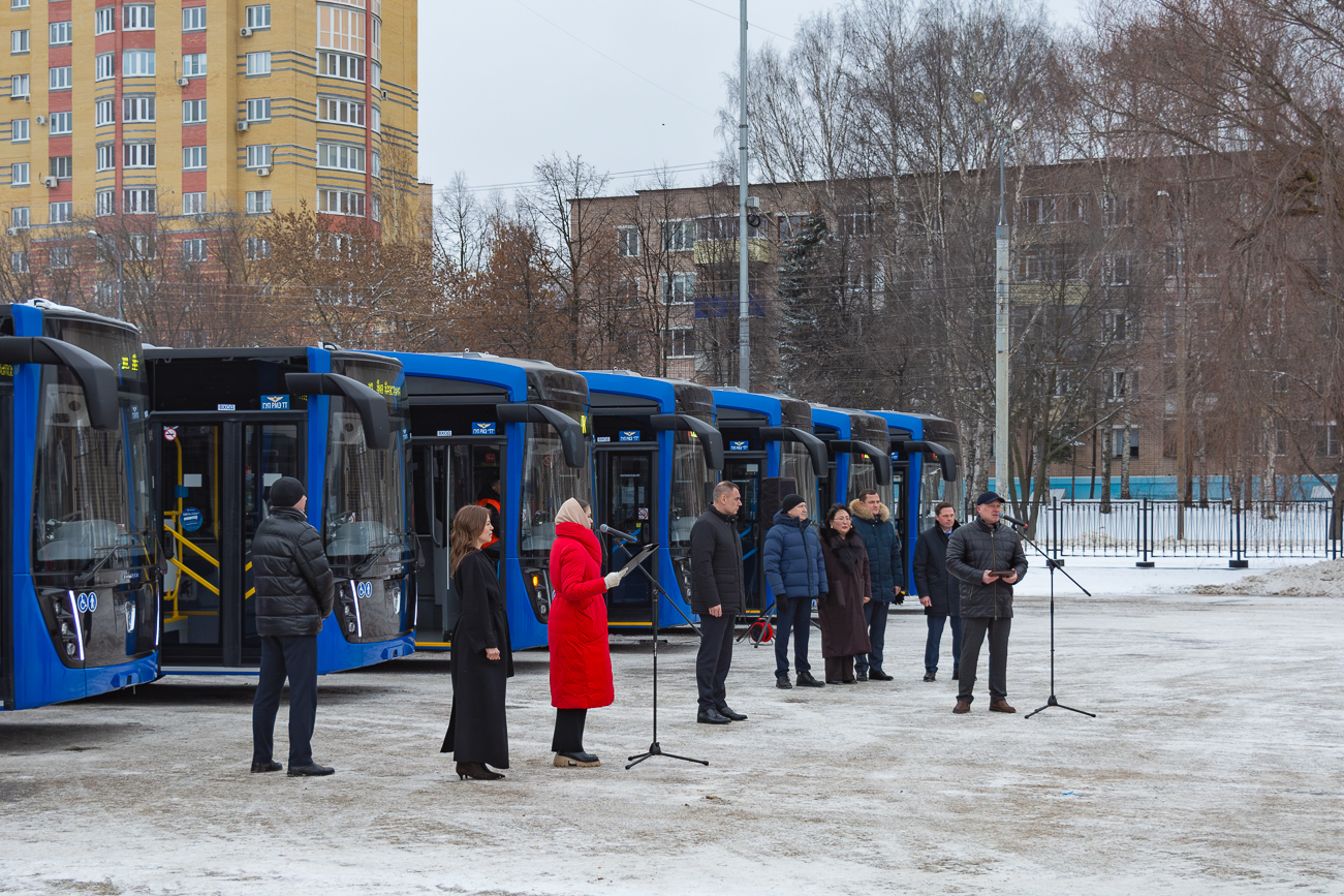 Yoshkar-Ola — The official presentation of the new KamAZ-62825 trolleybuses to the Head of the Republic of Mari El and the transfer of the keys to them