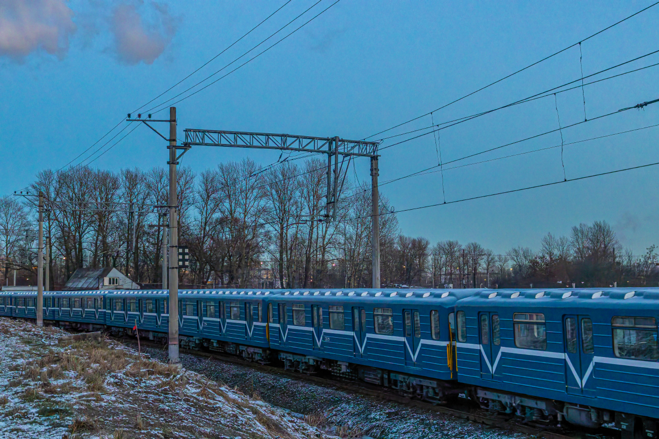 Санкт-Пецярбург, 81-541.8 № 10305; Санкт-Пецярбург — Метрополитен — Перегонка вагонов метро по ж/д